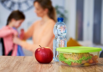 lonchera con varios ingredientes. alimentos saludables para niños