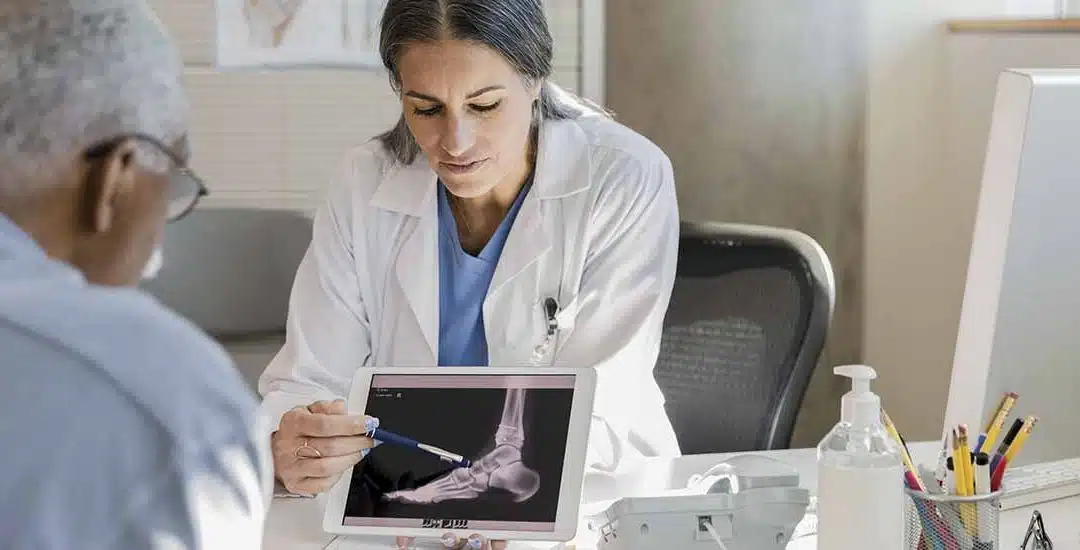 Osteoporosis: ¿Qué es una densitometría ósea y quiénes deben hacerse una?