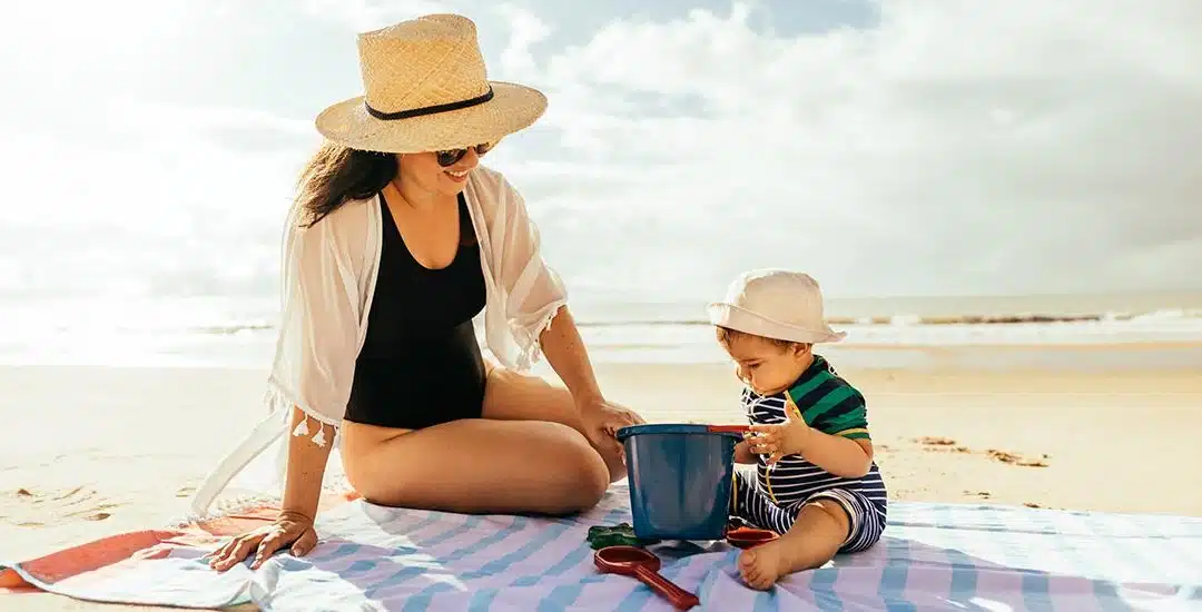 10 recomendaciones para cuidar a los bebés en la playa