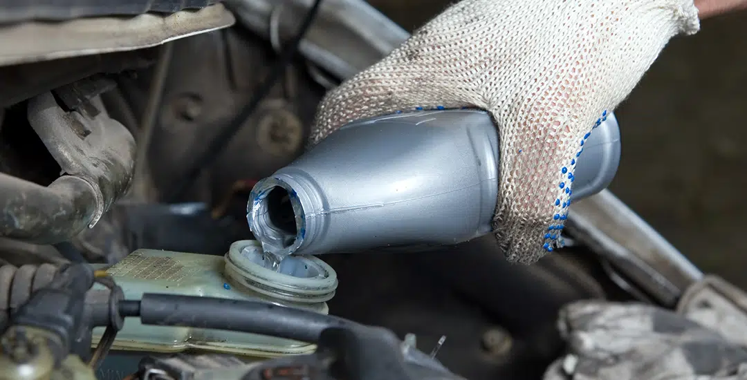 ¿Cómo cambiar el líquido de frenos de tu auto?