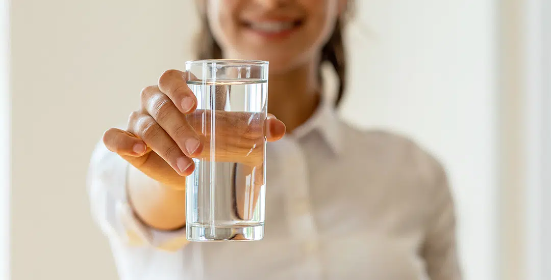 ¿Cuántos litros de agua debo tomar al día?