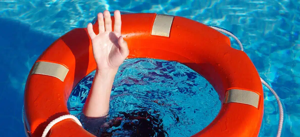 evitar ahogarse en la piscina