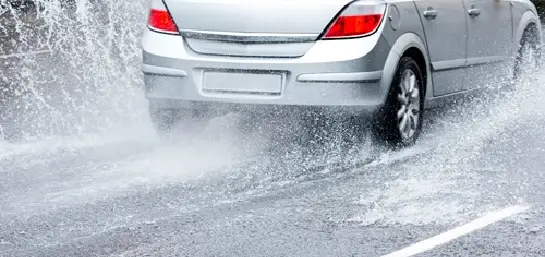 6 consejos para conducir seguro bajo la lluvia