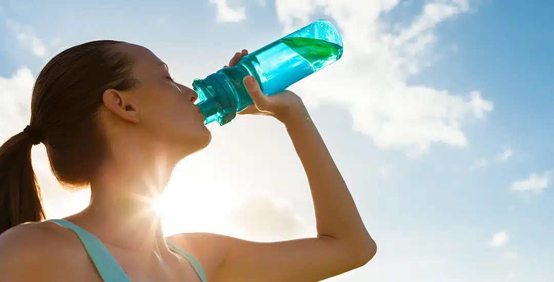 ¿Cuánta agua debes tomar al día en verano?