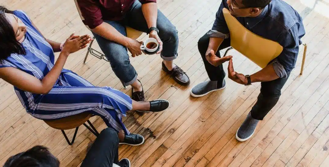 Junta de propietarios: regulaciones y decisiones sobre mudanzas en edificios