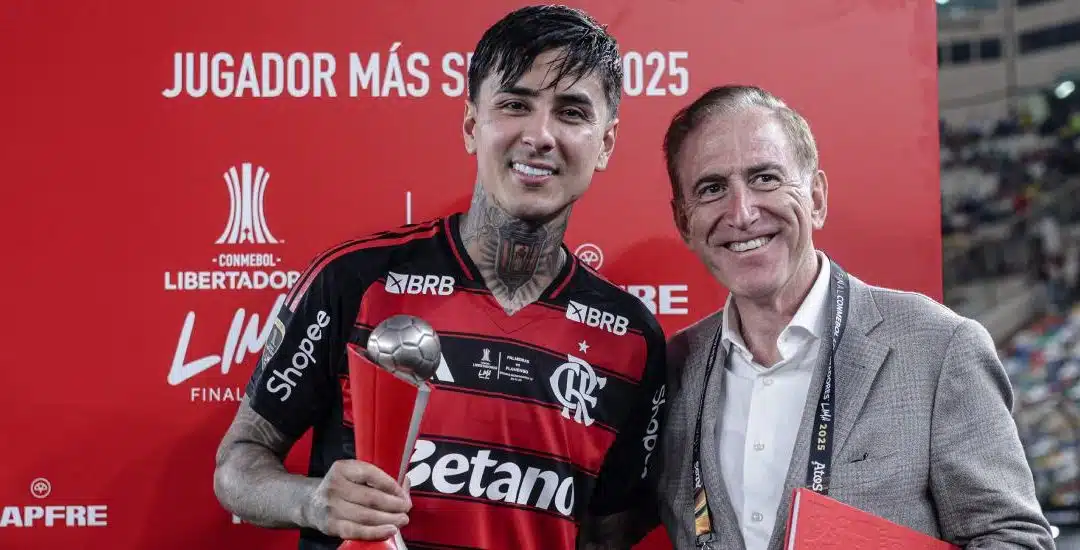 Erick Pulgar recibe el premio MAPFRE al ‘Jugador Más Seguro’ en la Final de la CONMEBOL Libertadores