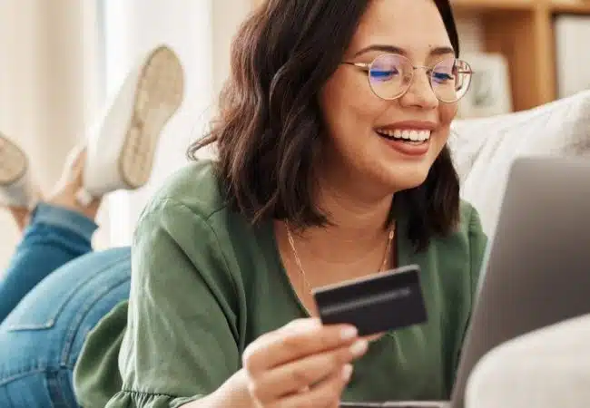 mujer-comprando-por-internet