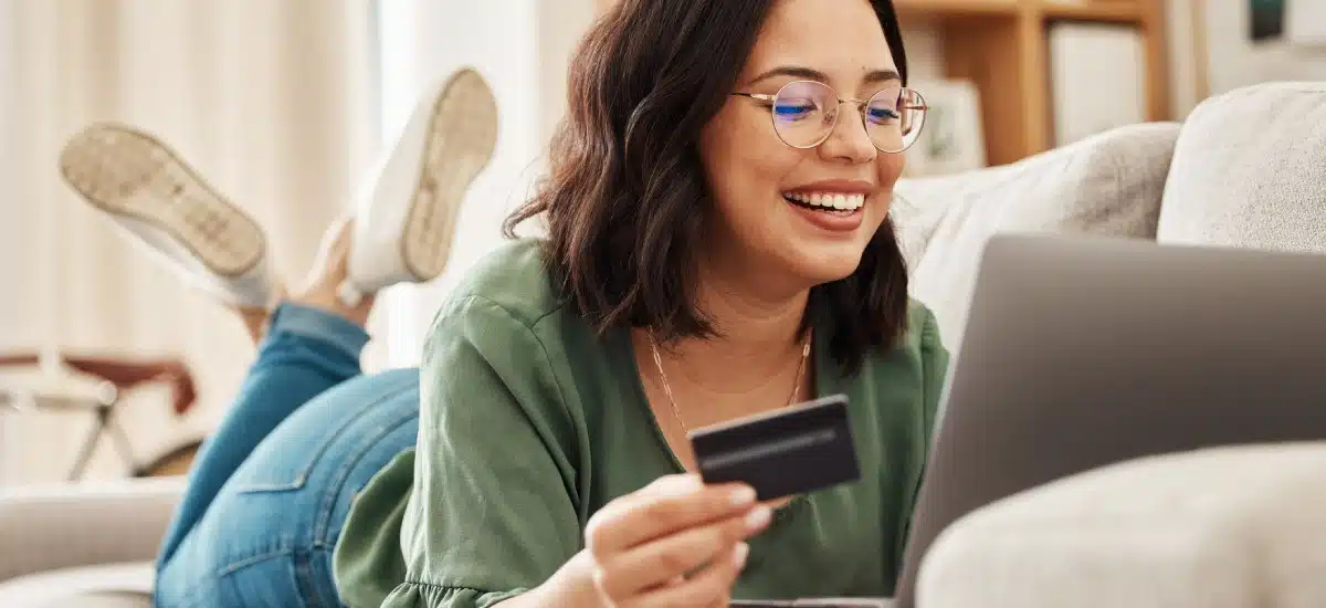 mujer-comprando-por-internet
