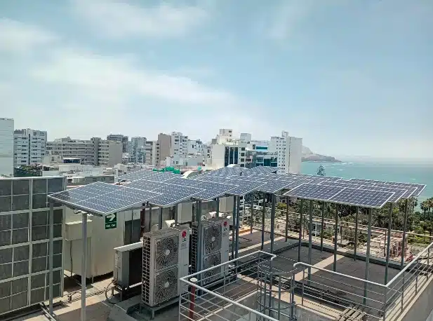 Mapfre instala más de 9.000 paneles solares en edificios de 8 países con los que ahorró el 18% del consumo eléctrico en 2025