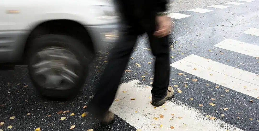 Peatones seguros: malos hábitos que debes evitar en la vía