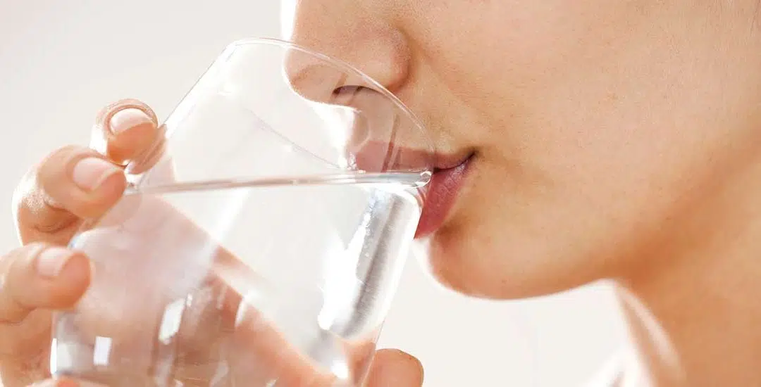Potomanía: ¿Es malo tomar mucha agua al día?