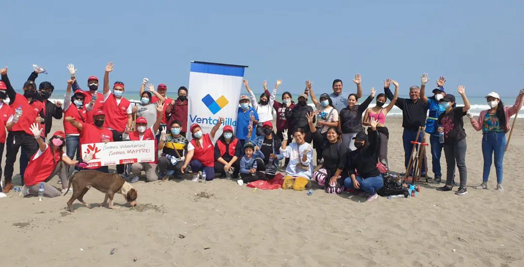 Red de Voluntarios MAPRE presente en la limpieza de la Playa Costa Azul